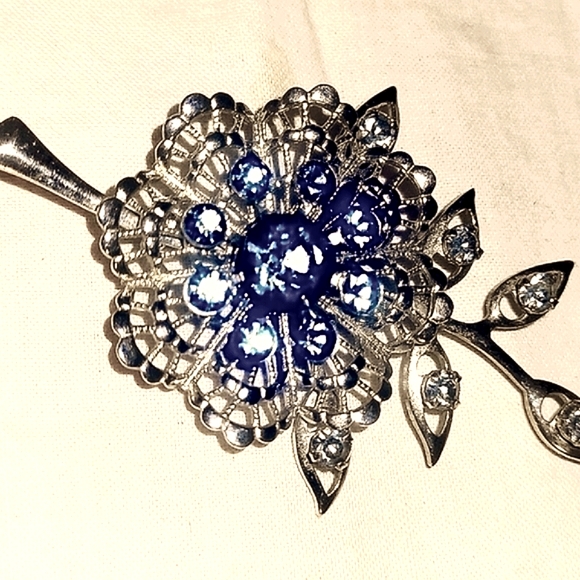 Silver and blue flower brooch. - Picture 2 of 4